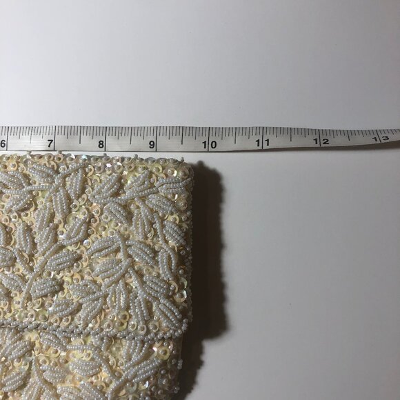 Own a Piece of Elegance: Vintage Hand-Beaded Clutch Purse - Picture 8 of 9